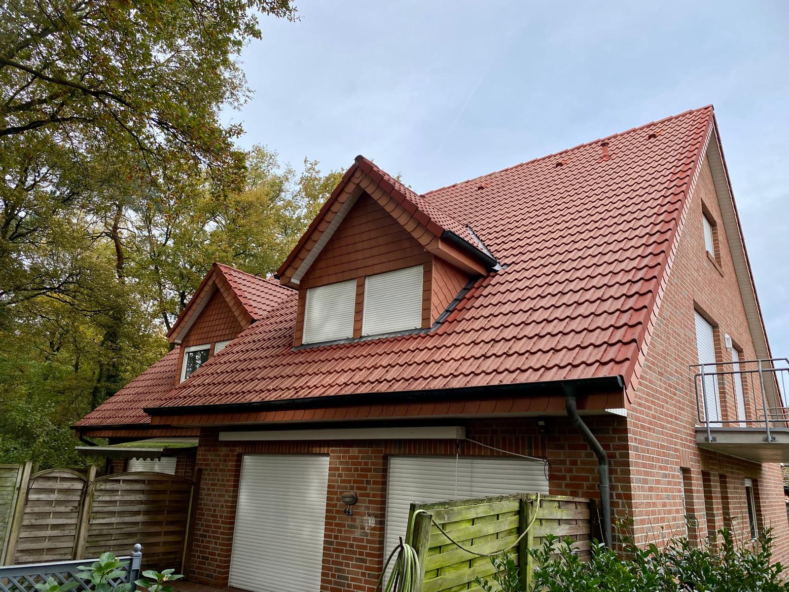 Dachreinigung Beesten Nachher: Nach der Behandlung in Beesten sieht das Dach wieder aus wie neu verlegt.